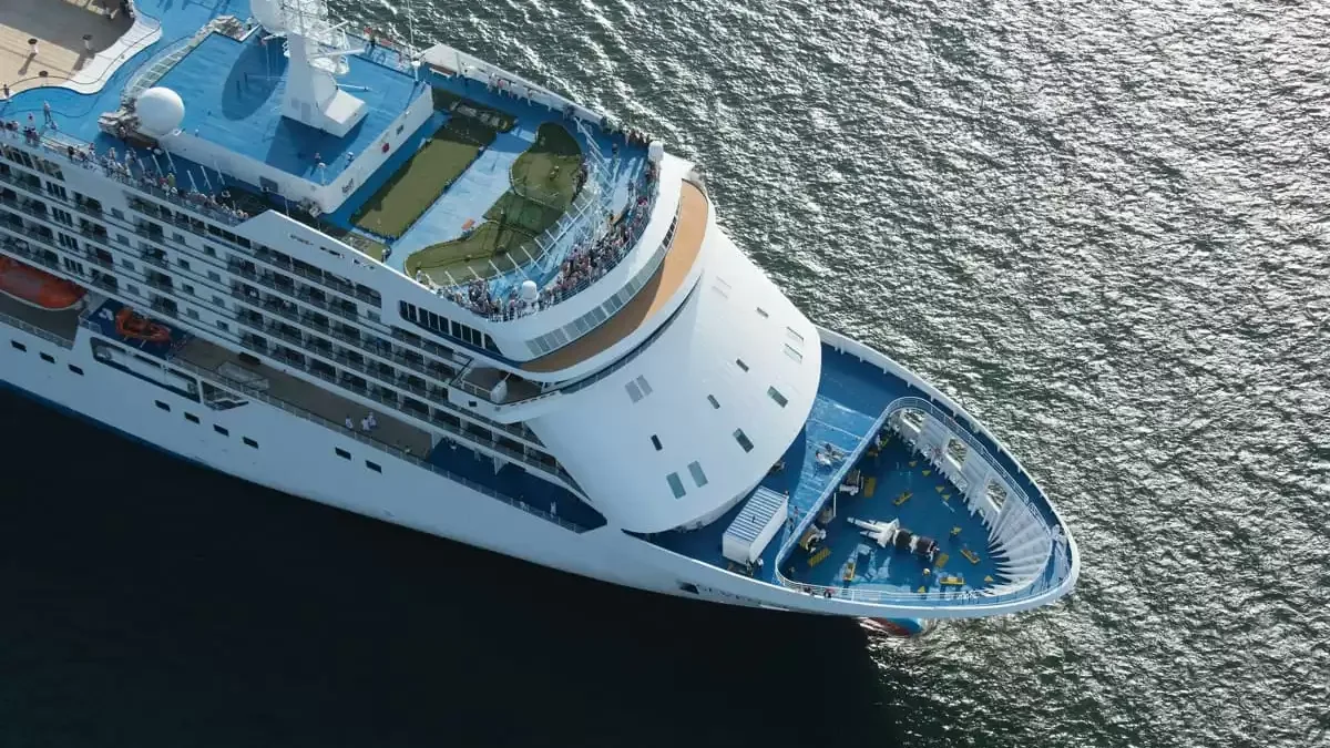 Le Seven Seas Voyager en mer, vu du ciel