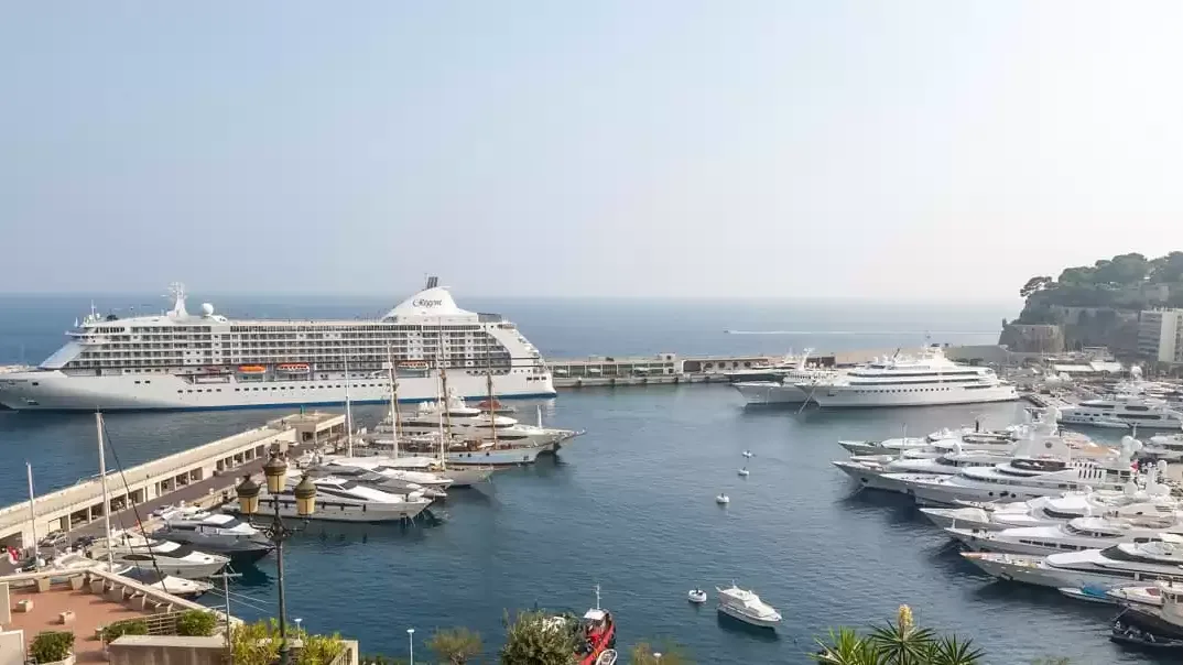 Le Seven Seas Voyager en mer, vu du ciel