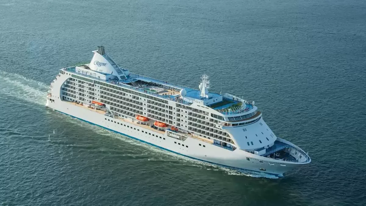 Le Seven Seas Voyager en mer, vu du ciel