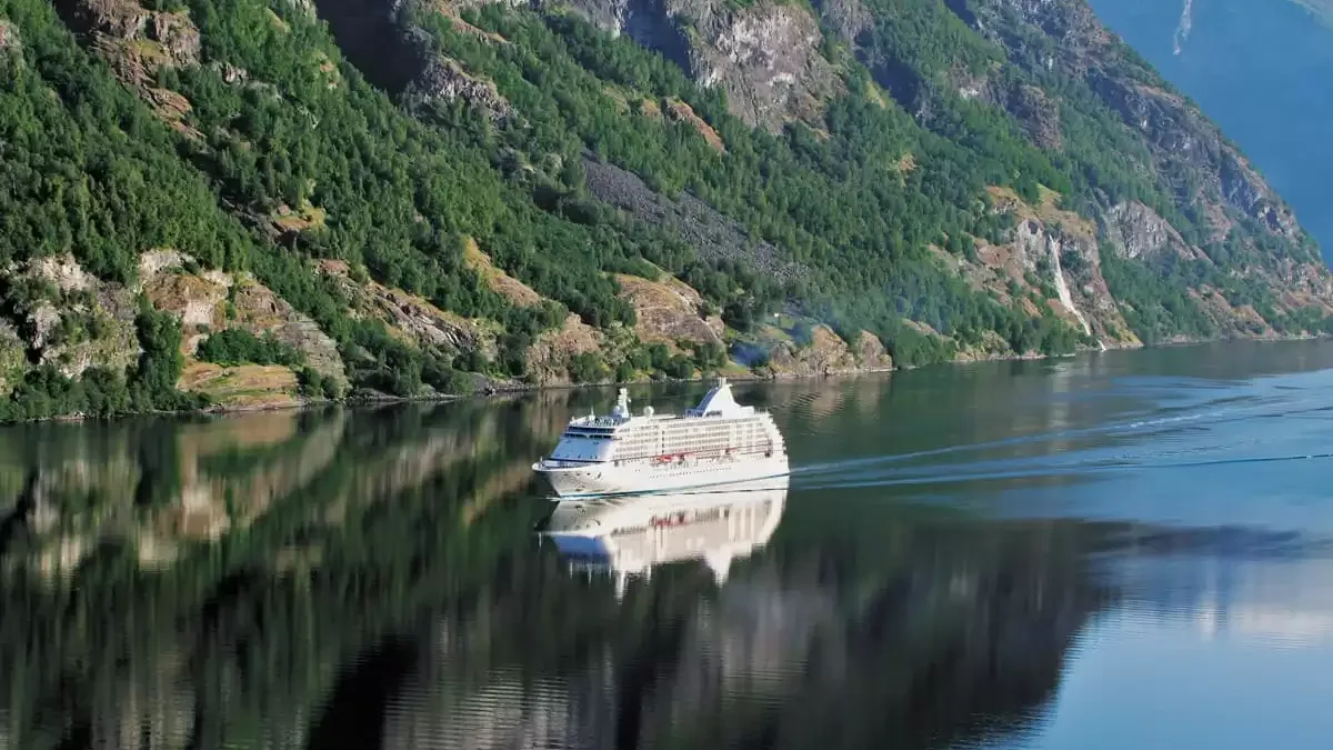 Le Seven Seas Voyager en mer, vu du ciel
