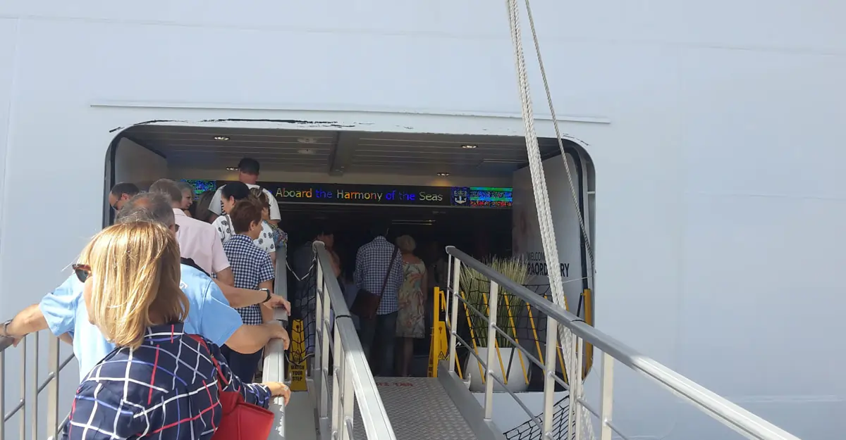 Embarquement à bord du bateau de croisière à Marseille