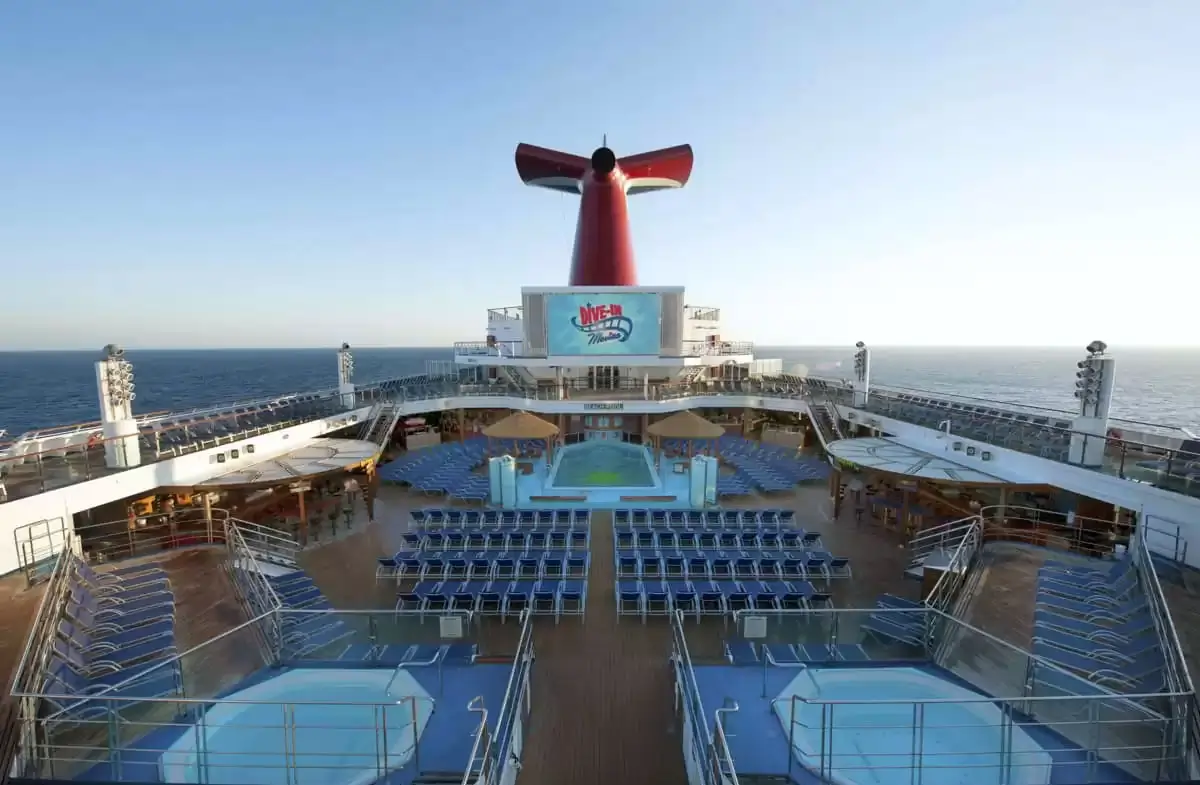 Carnival Sunshine naviguant au coucher du soleil