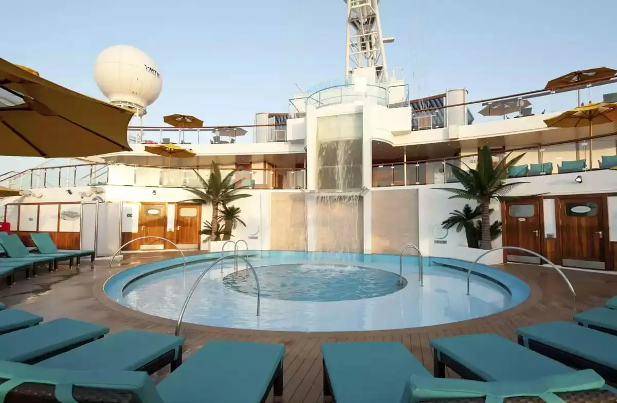 Pont principal du Carnival Sunshine avec sa piscine et son écran géant