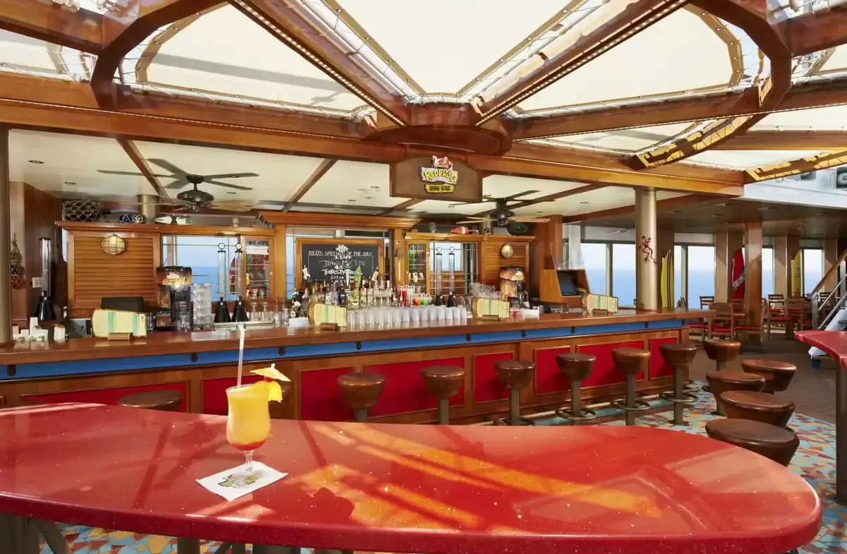 Red Frog Pub avec son bar et son puits de lumière