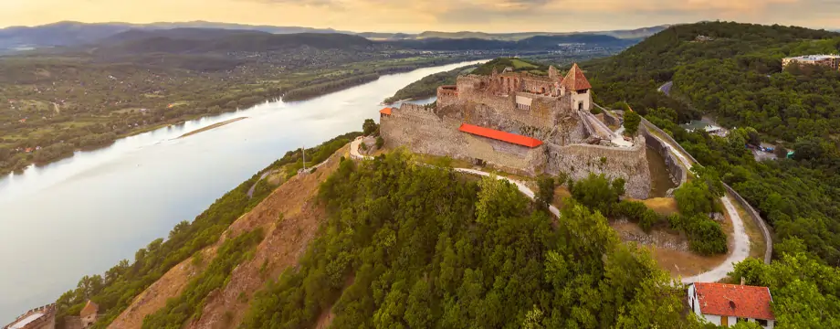 Château de Visegrád surplombant le fleuve