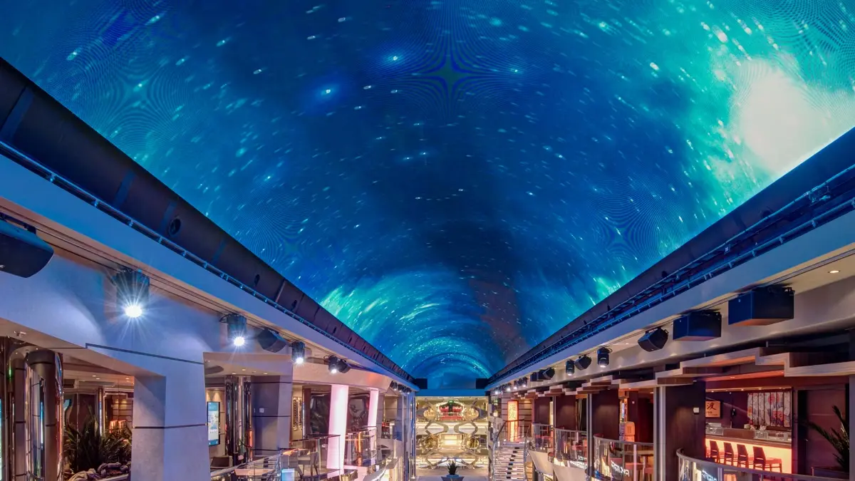 Promenade intérieure du MSC Meraviglia sous le dôme LED