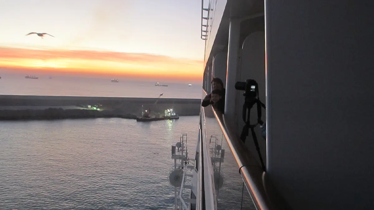 Vue depuis le balcon de la cabine du MSC Meraviglia au coucher du soleil en Méditerranée