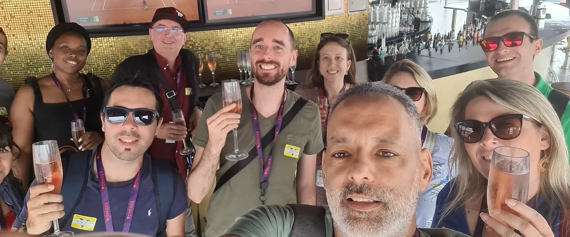Un groupe de croisiéristes trinque ensemble au bar d’un navire