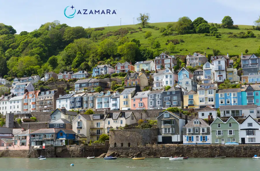 Navire Azamara faisant escale dans le port pittoresque de Dartmouth au Royaume-Uni, programme été 2027
