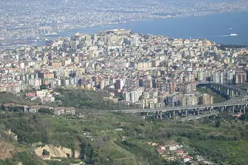 Vue Panoramique sur Naples, depuis les collines de Vomero.