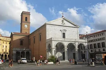 uomo di Livorno in Piazza Grande