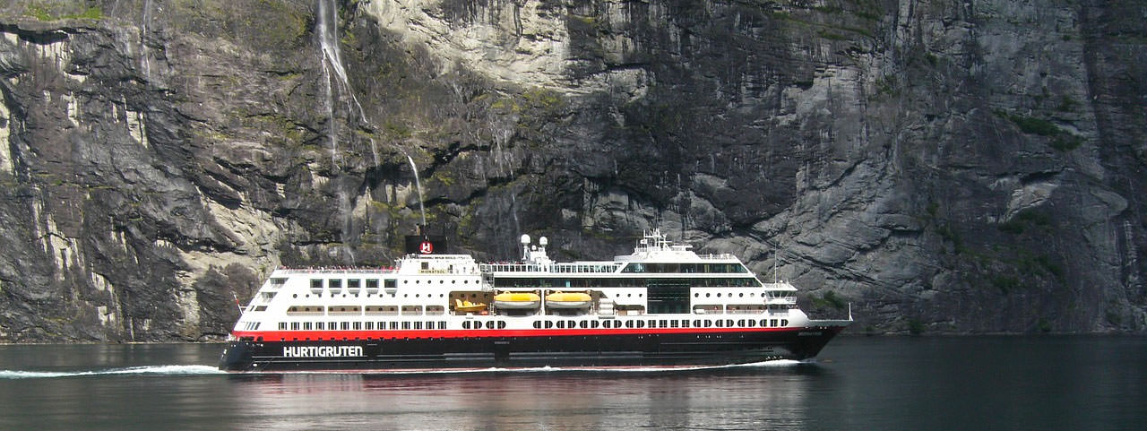 Bateau Hurtigruten dans les fjords
