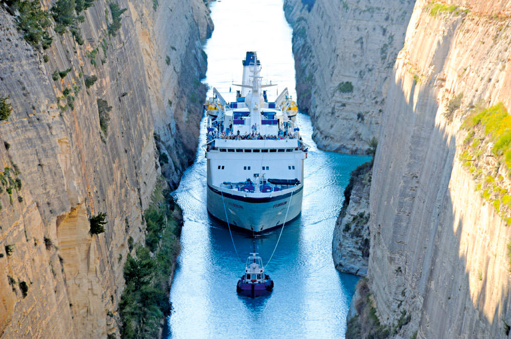 Bateau de croisières Slide Berlin dans le Canal de Corinthe