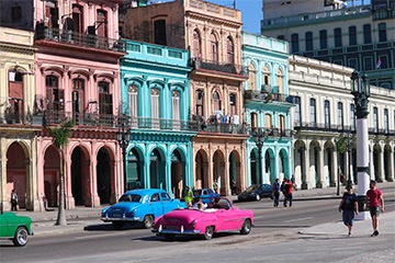 Vieilles américaines dans les rues de Cuba