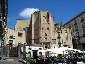 La façade du XIXe siècle et le portail du XVe siècle.