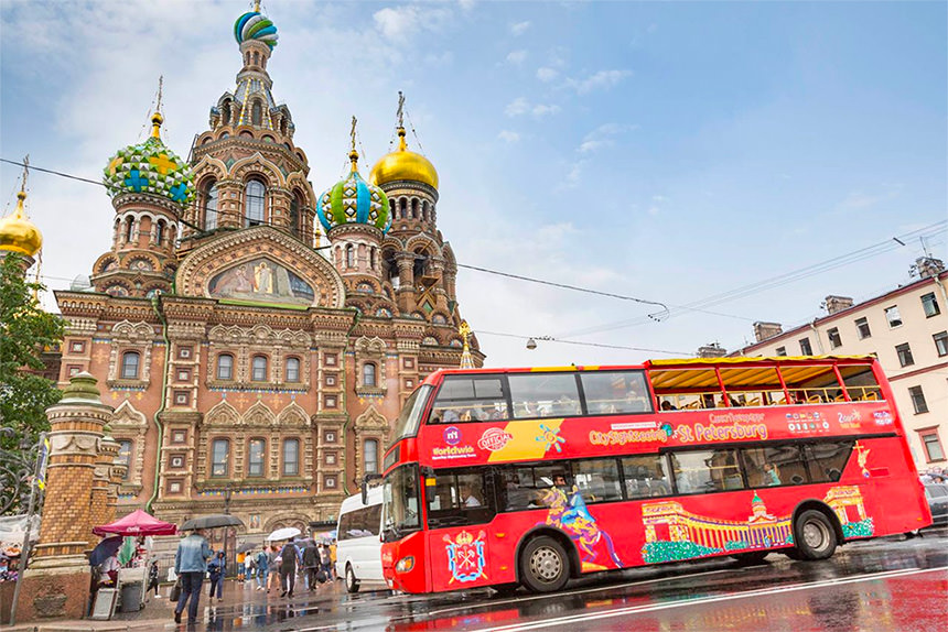 Bus touristique city-sightseeing à Saint Pétersbourg