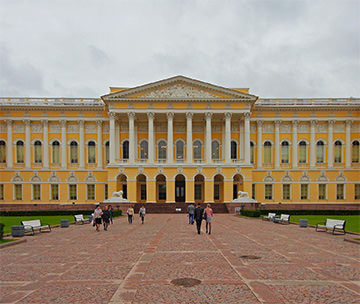 Vue sur l'entrée du Musée russe