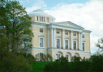 Façade du Palais de Pavlovsk donnant sur le parc.