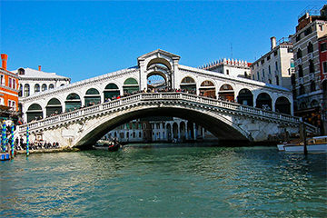 Pont du Rialto sur le Grand Canal de Venise