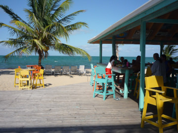Bar sur le front de mer à Placencia, Belize.