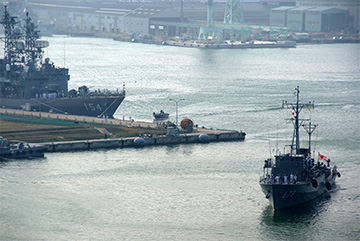 JS Amagiri (DD-154), et JS Tobishima (MSC-678) à Maizuru.