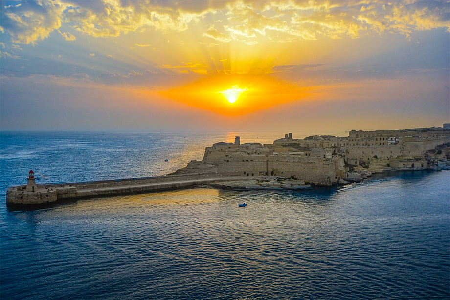 coucher de soleil sur le port de Malte