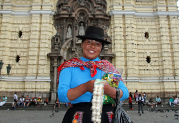 femme en habit traditionnel à Lima Pérou
