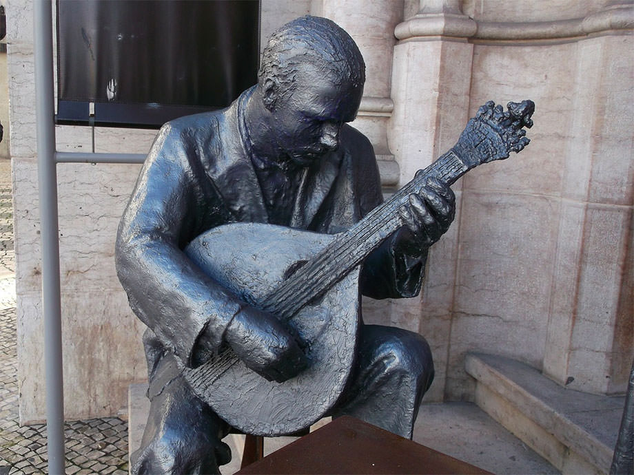 Statue Chanteuse De Fado Homme Guitare à Lisbonne