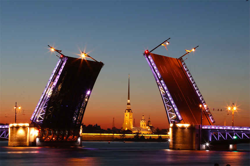Pont et architecture à Saint-Pétersbourg