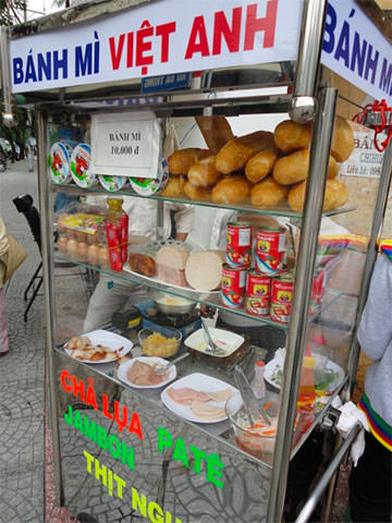 Un vendeur de bánh mì à Ho Chi Minh City.