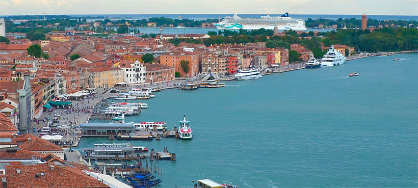 Bateau de croisière à Venise