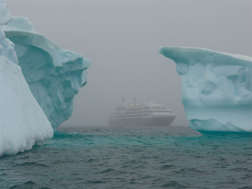 Navire de croisière en Antarctique
