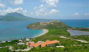 Vue de l'île de Nevis de l'île de Saint-Christophe.