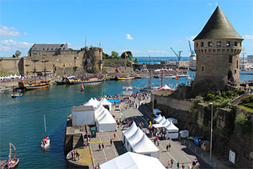 Le château de Brest et la tour Tanguy lors du festival Brest 2016.