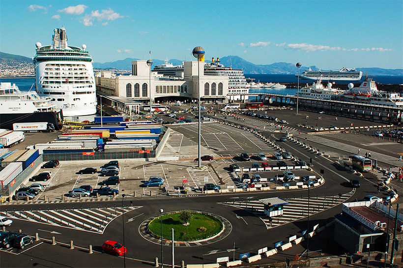 vue sur le terminal de croisière de Naples