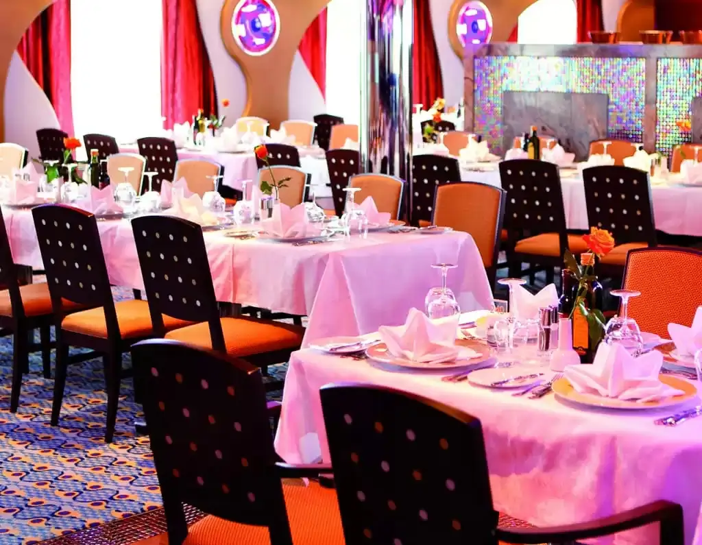 Restaurant à bord du bateau de croisière Costa Deliziosa