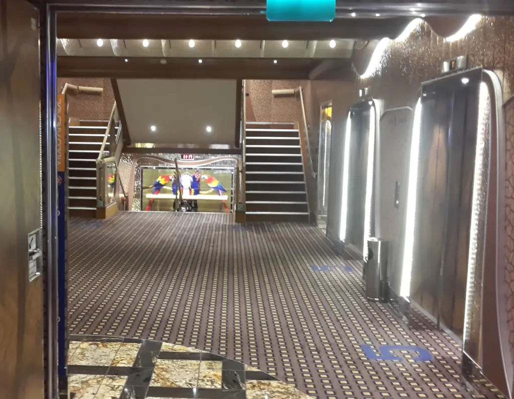 Les ponts à bord du bateau de croisière Costa diadema