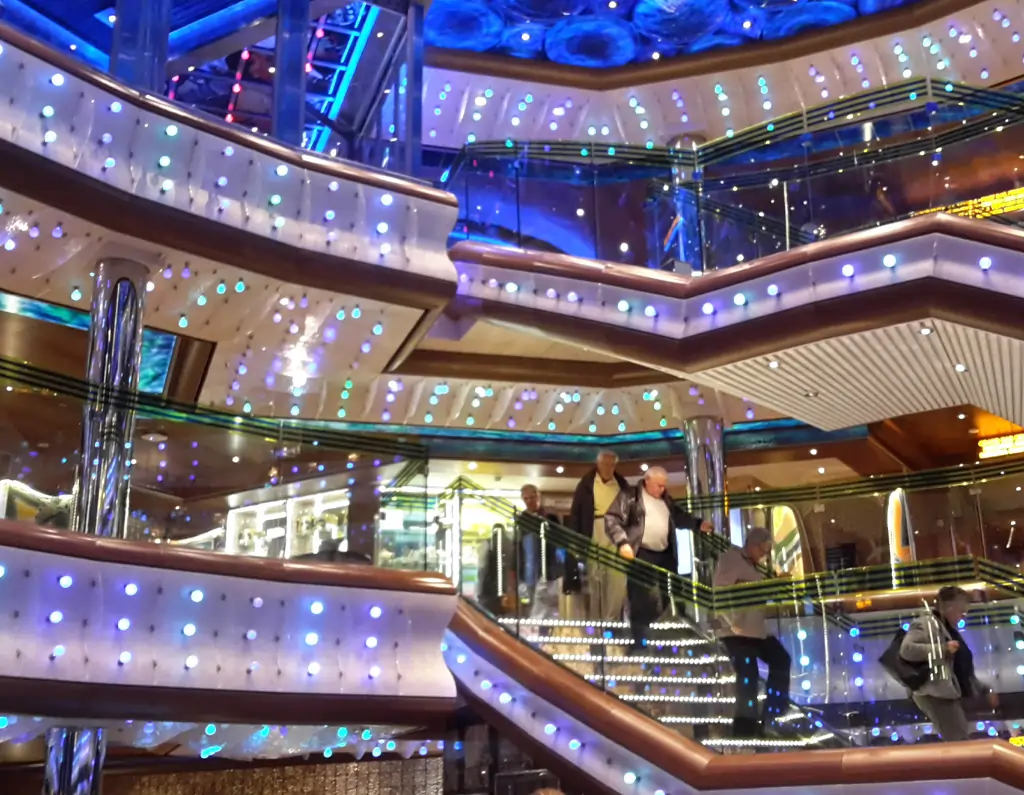 Les ponts à bord du bateau de croisière Costa diadema