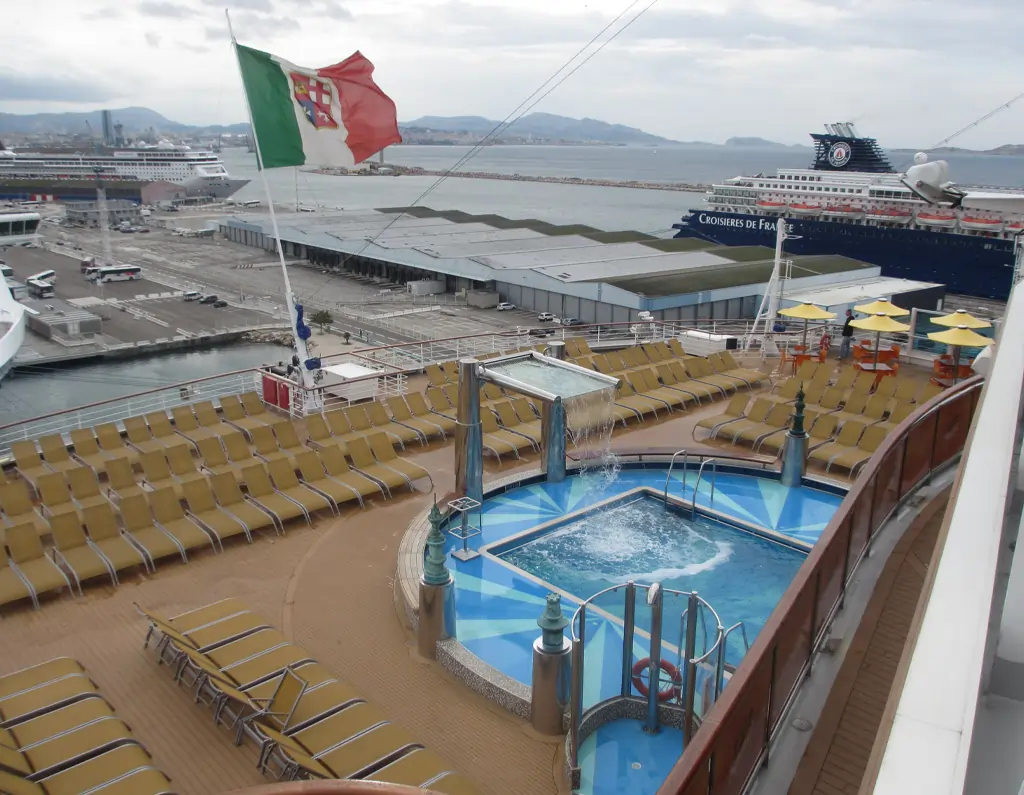 Les ponts à bord du bateau de croisière Costa diadema