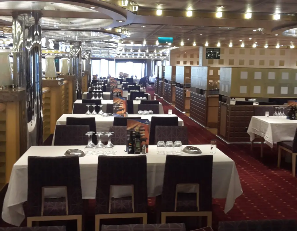 Restaurant à bord du bateau de croisière Costa diadema