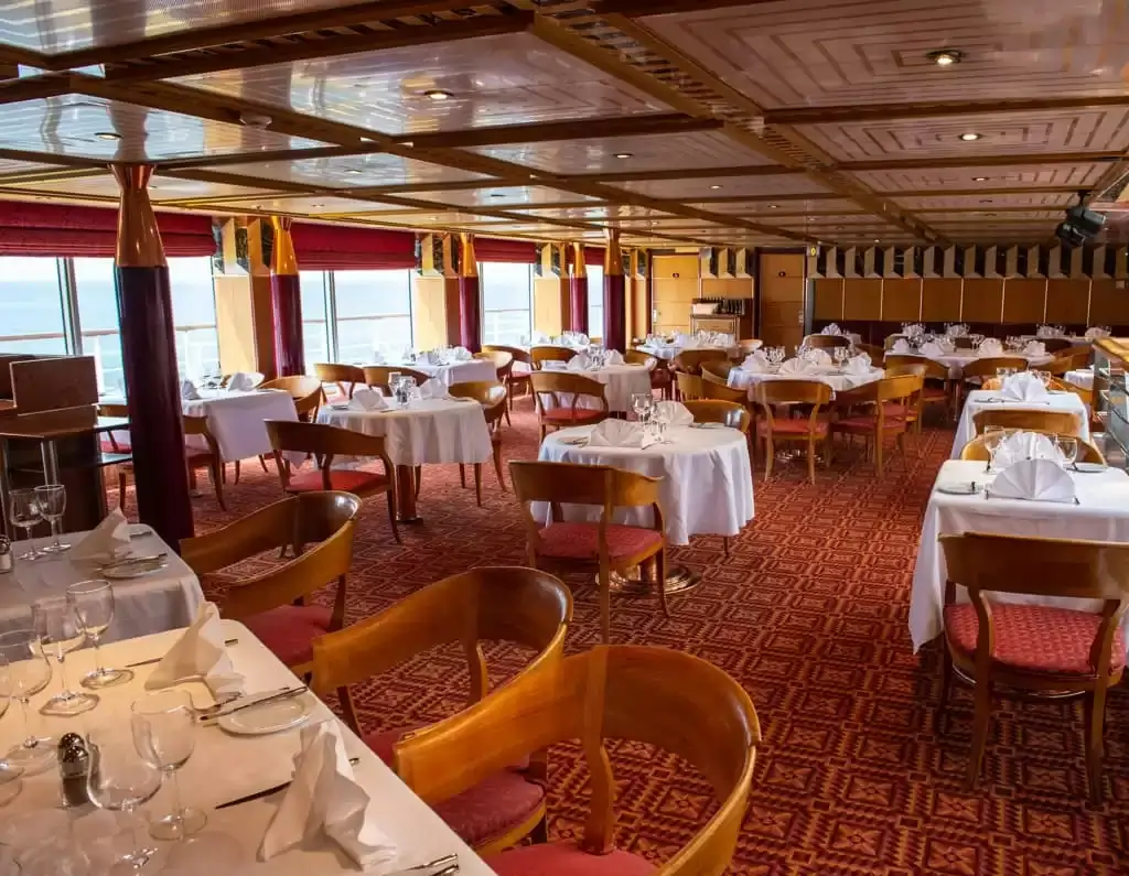 Restaurant à bord du bateau de croisière Costa fortuna