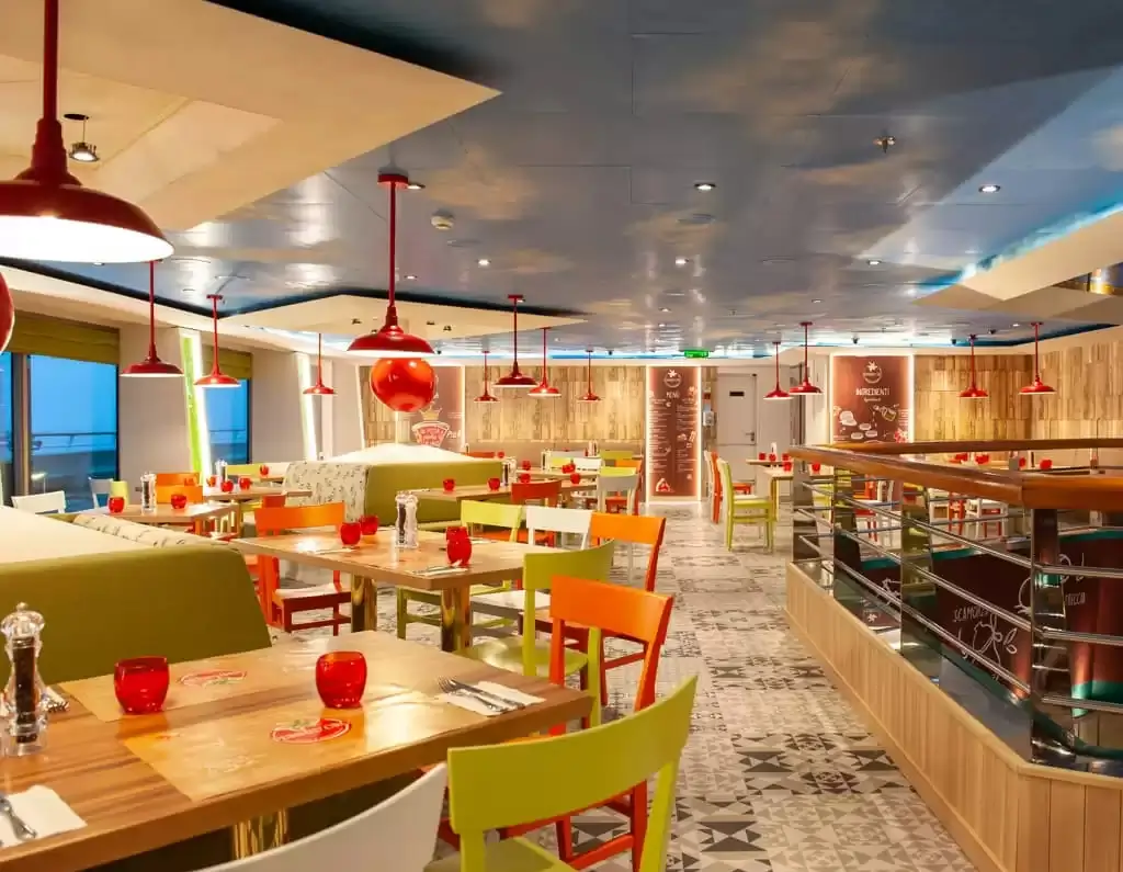 Restaurant à bord du bateau de croisière Costa fortuna