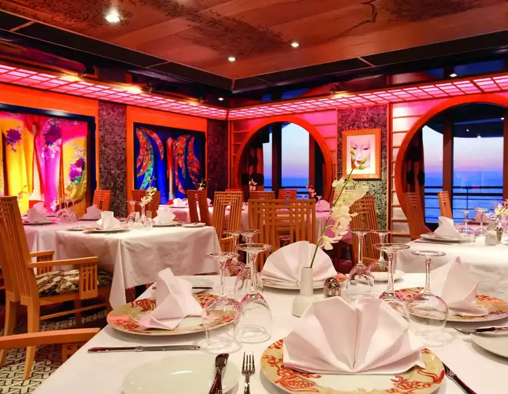 Restaurant à bord du bateau de croisière Costa pacifica
