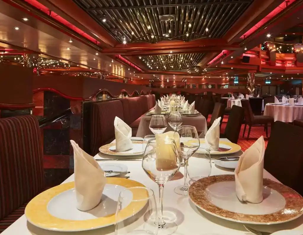 Restaurant à bord du bateau de croisière Costa pacifica