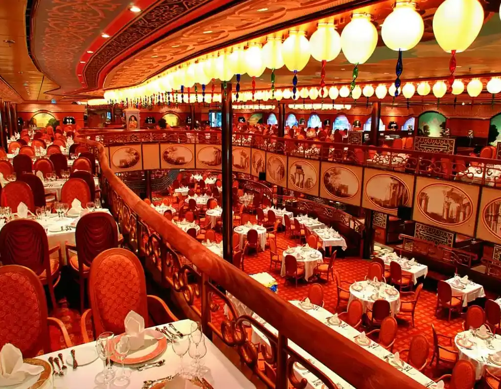 Restaurant à bord du bateau de croisière Costa pacifica