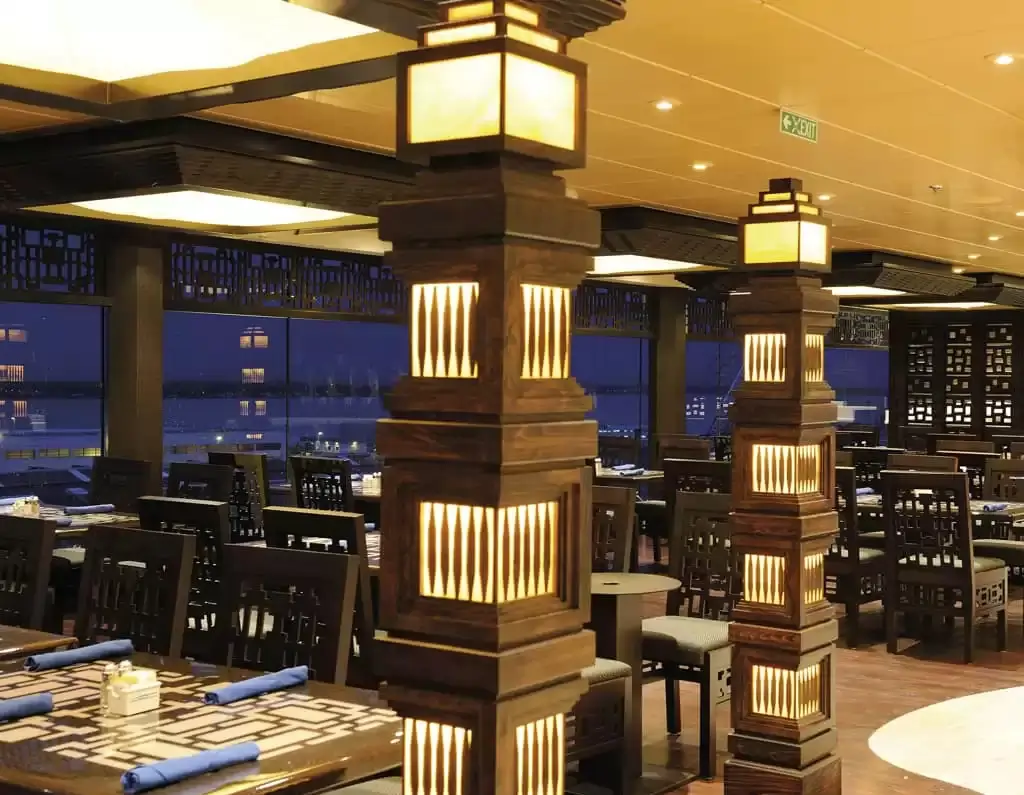 Restaurant à bord du bateau de croisière MSC Fantasia