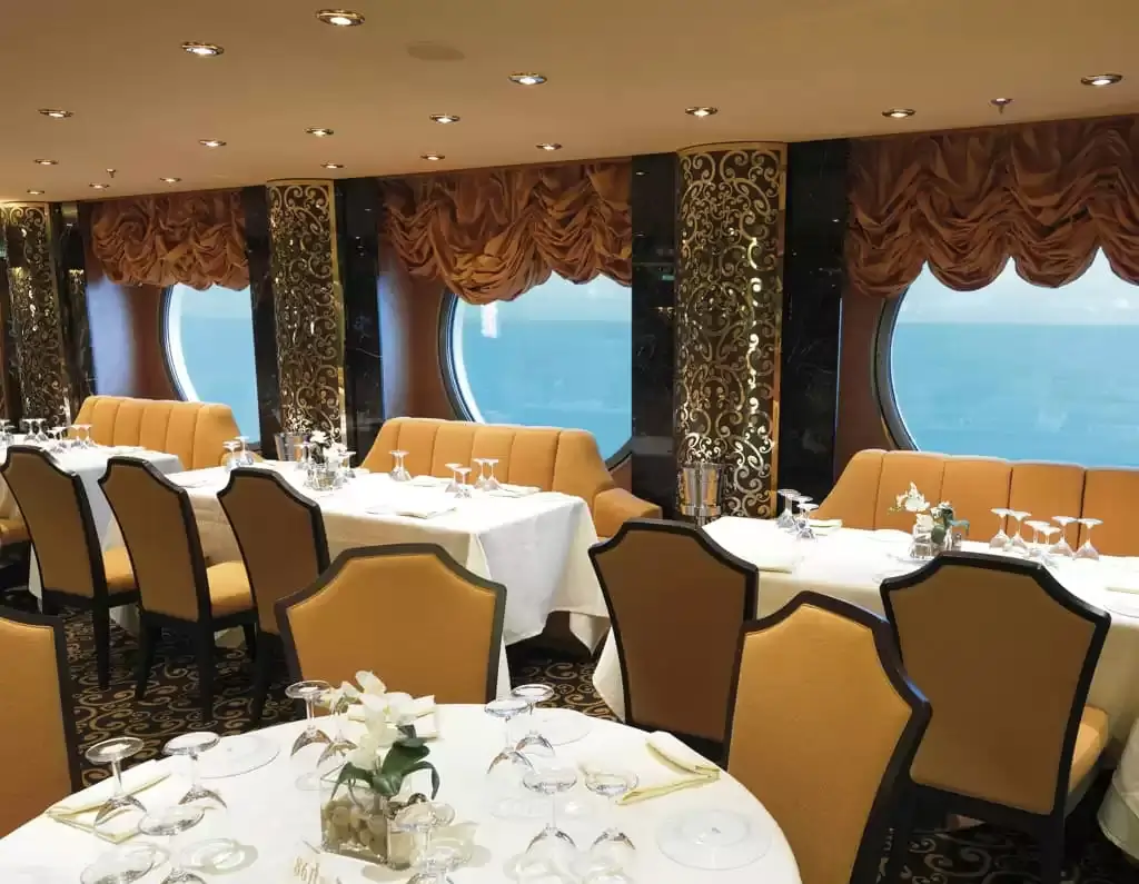 Restaurant à bord du bateau de croisière MSC Fantasia