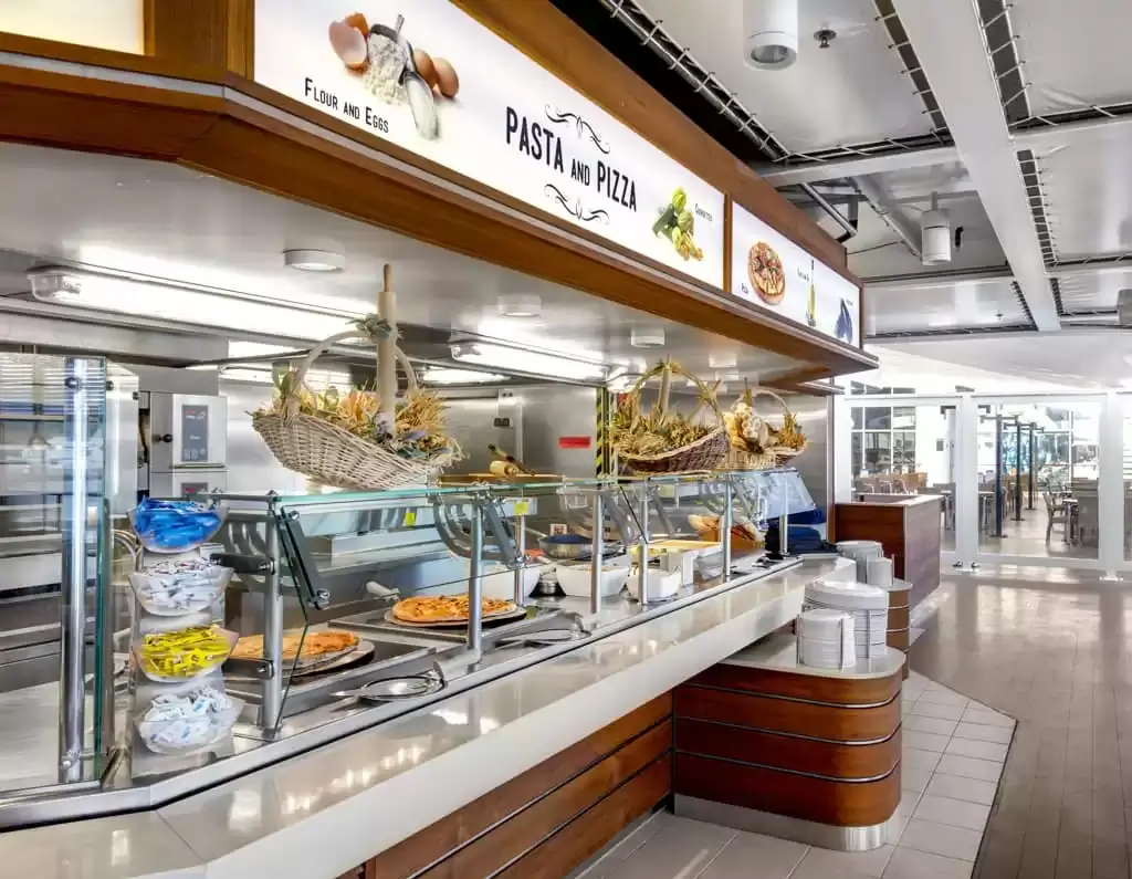 Restaurant à bord du bateau de croisière MSC Lirica