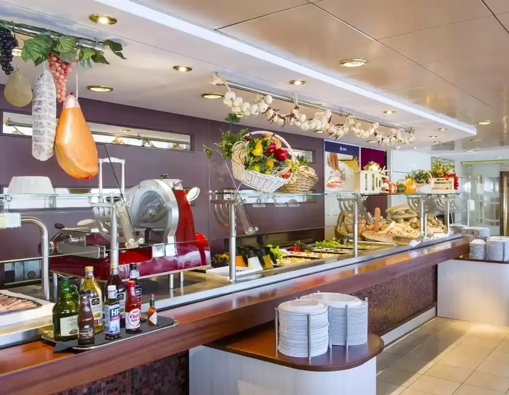 Restaurant à bord du bateau de croisière MSC Lirica