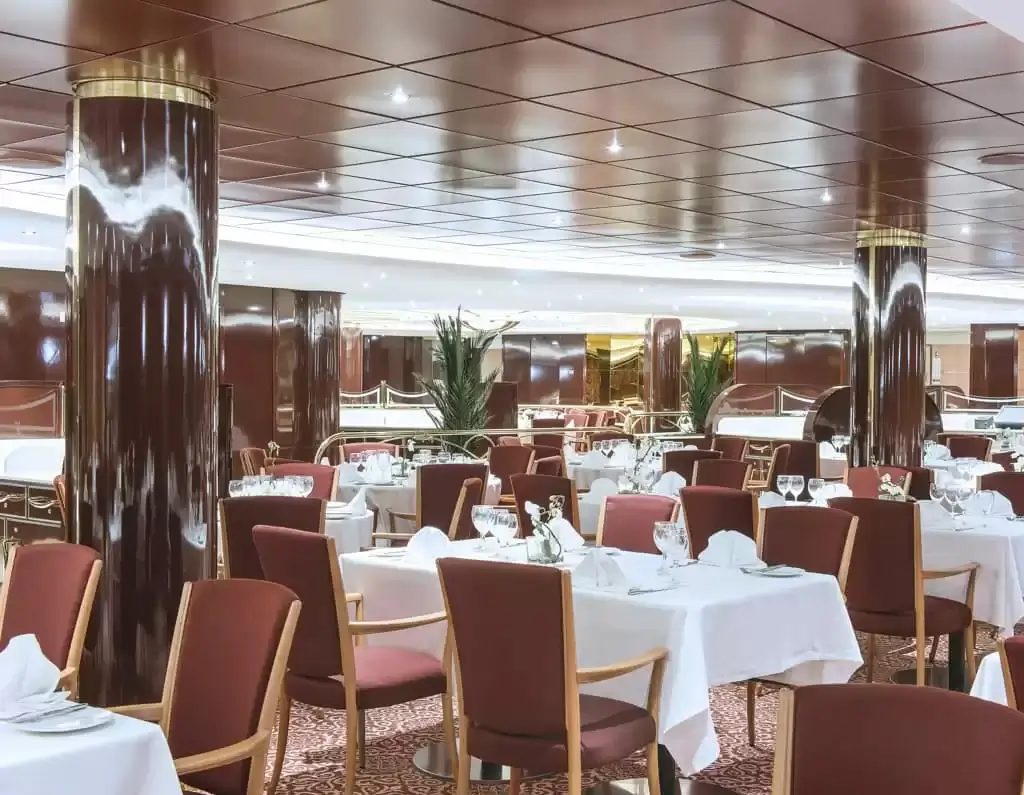 Restaurant à bord du bateau de croisière MSC Lirica